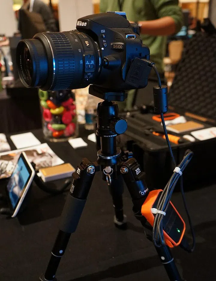 Your old DSLR isn't smart? Slap on a Weye Feye!