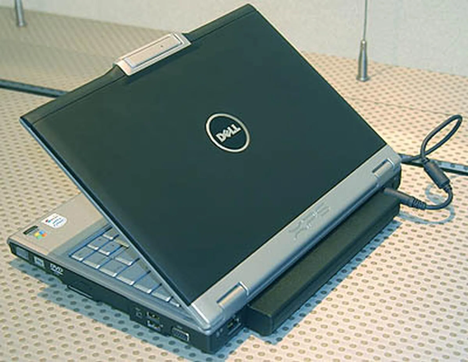 The back of the Dell XPS M1210 is made of synthetic leather.