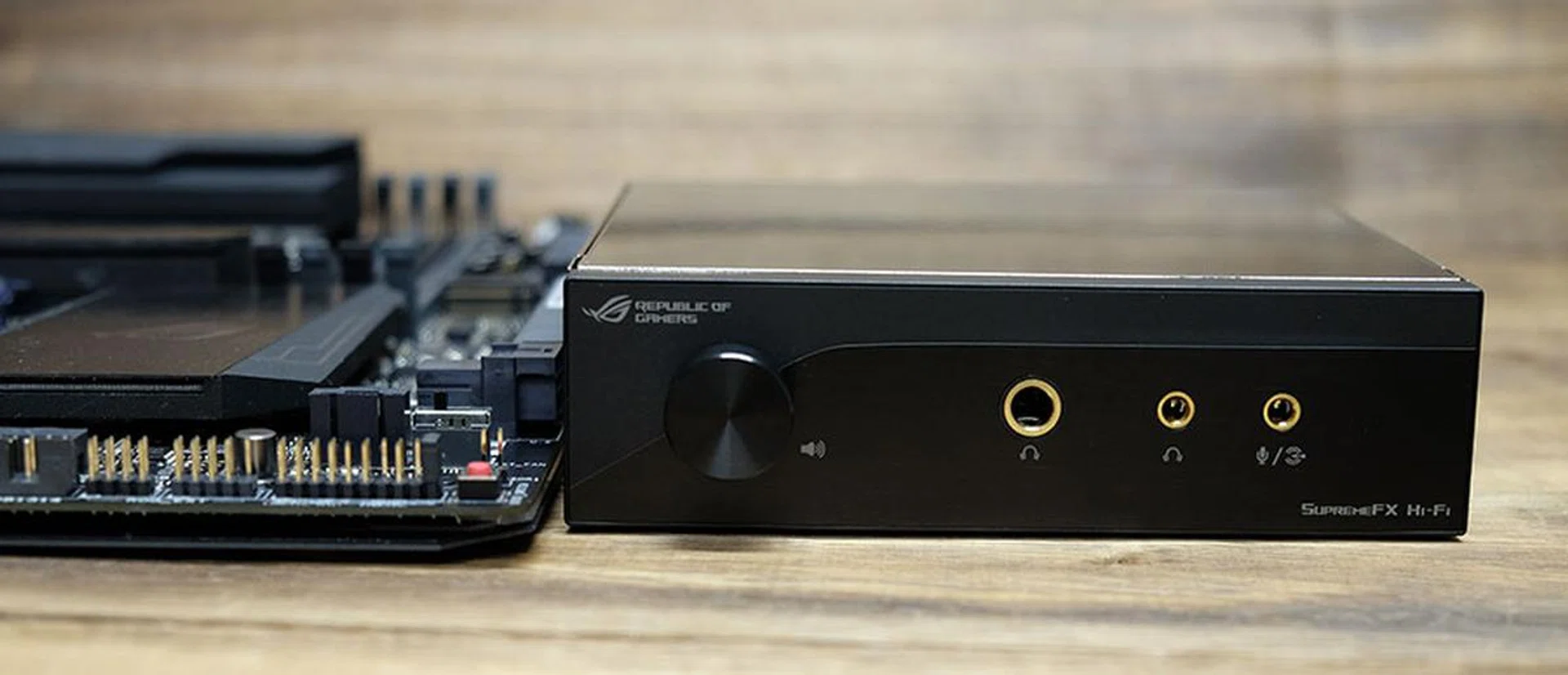 The included front panel headphone amp uses a Sabre 9018K2M 32-bit DAC for higher quality audio.