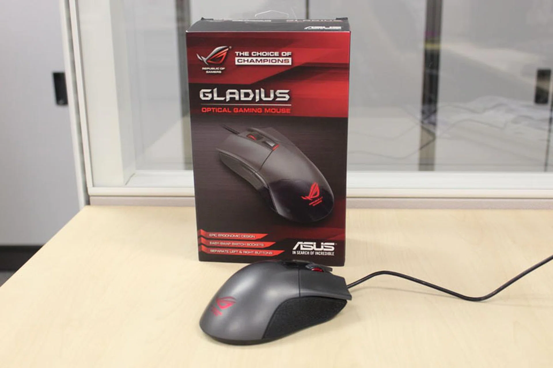 The ASUS ROG Gladius is a great all round gaming mouse. It has the looks, the comfort and the customization options all down pat. Its 6400 dpi and 1000Hz polling rate only adds to its value. Better still, it comes with a detachable mini USB cable. It's going for $119.