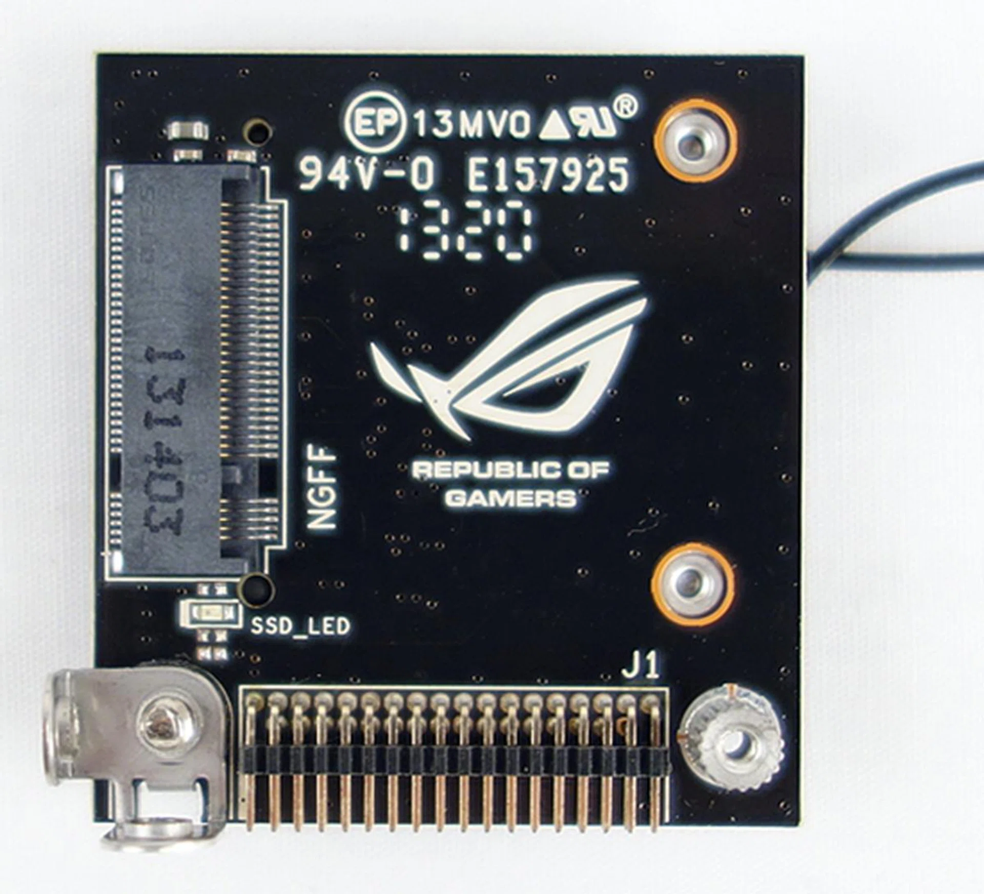 After removing the aluminum shielding, we can see the slot for installing a M.2 (NGFF) SSD.