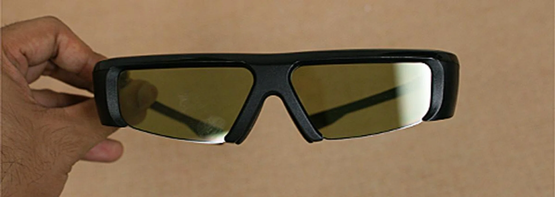 The active shutter glasses work on the principles of stereoscopy, with the left and the right lens switching between dark and transparent alternatively within a matter of milliseconds to provide a full HD 1080p 3D experience.