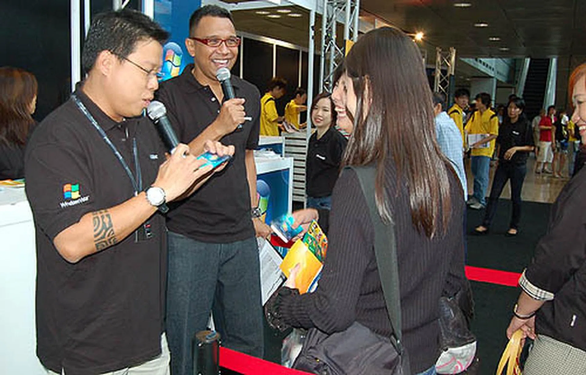  The MC promptly handed out coupons which entitled them to the S$99 Microsoft Windows Vista Upgrade and Office Home and Student 2007 and an 'exclusive' pack of Microsoft WOW tissue to the ladies at 12pm.  