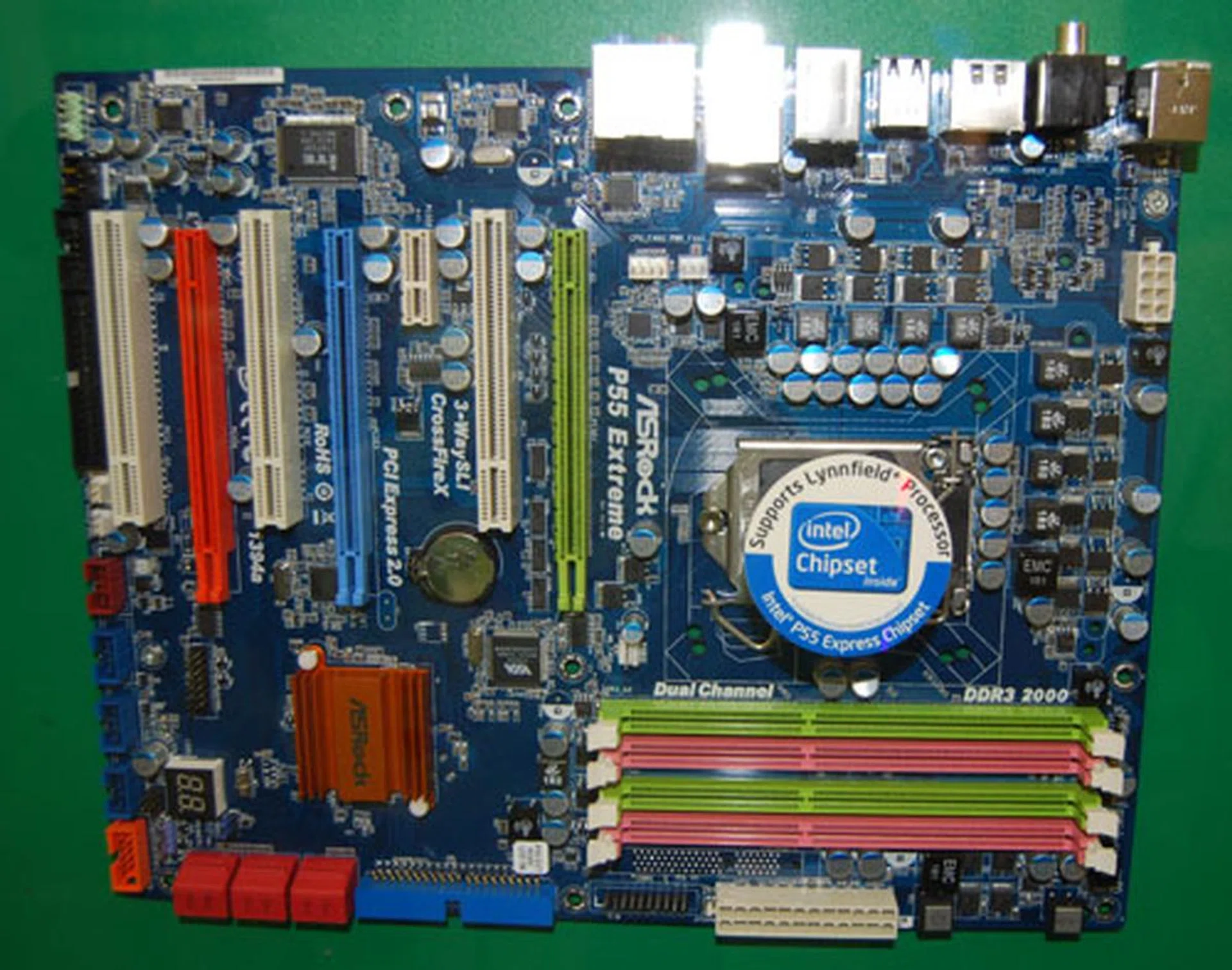 This board may have the Extreme moniker but from what we see, it's a lower version of the Deluxe, with only a single Gigabit LAN and an 8-phase power design. It does do 3-way GPU however. 