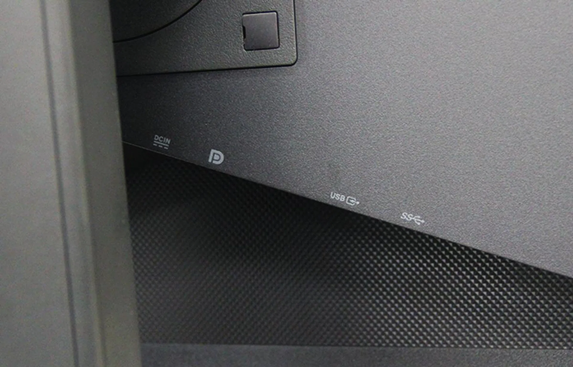 The ports are all located behind the display and they are difficult to reach.