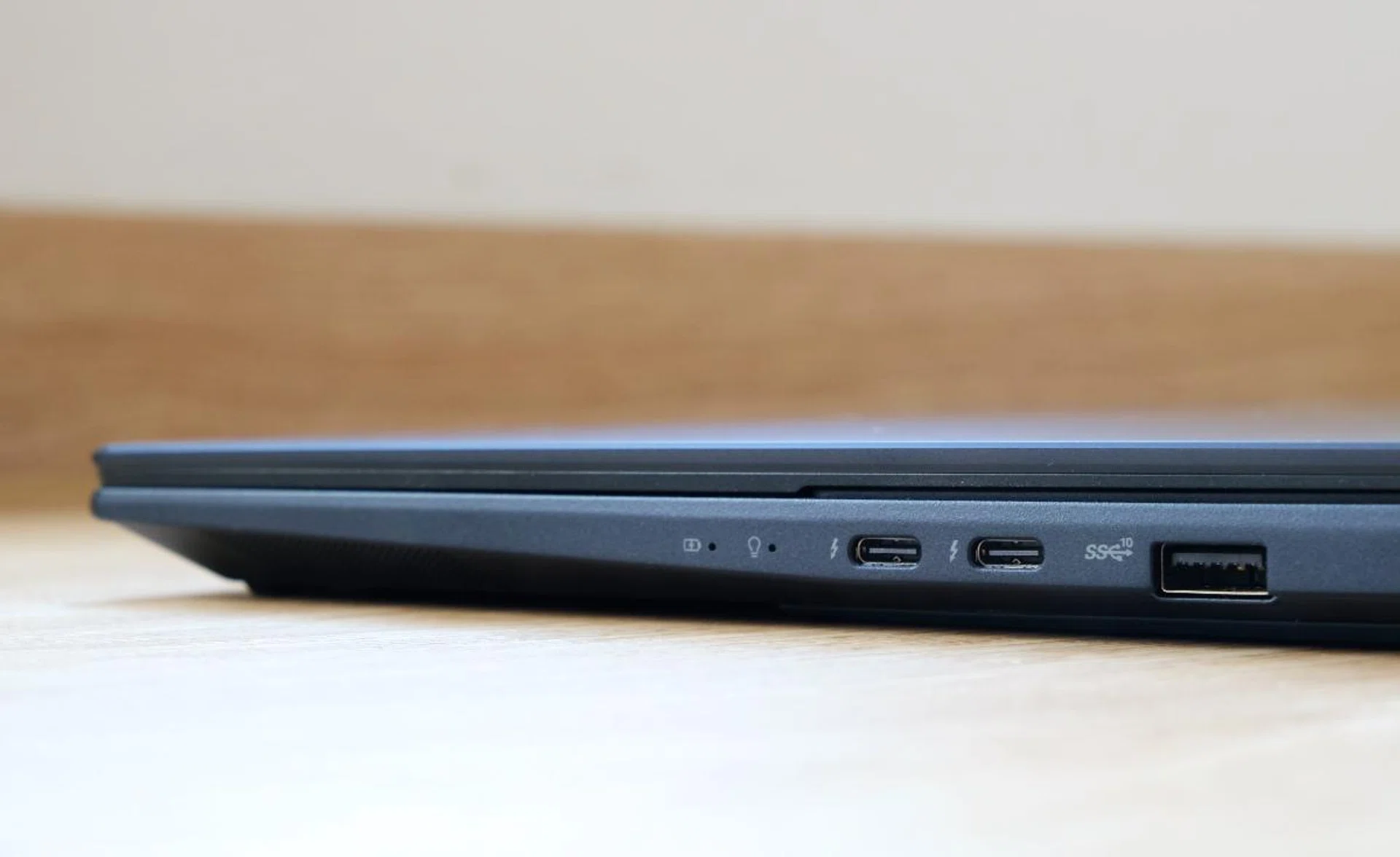 The USB ports are all on the right. Two Thunderbolt 4 USB-C and a single USB 3.2 Gen 2 Type-A. The notebook is actually quite slim.