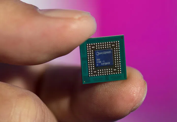The mmWave antenna module responsible for the connectivity.