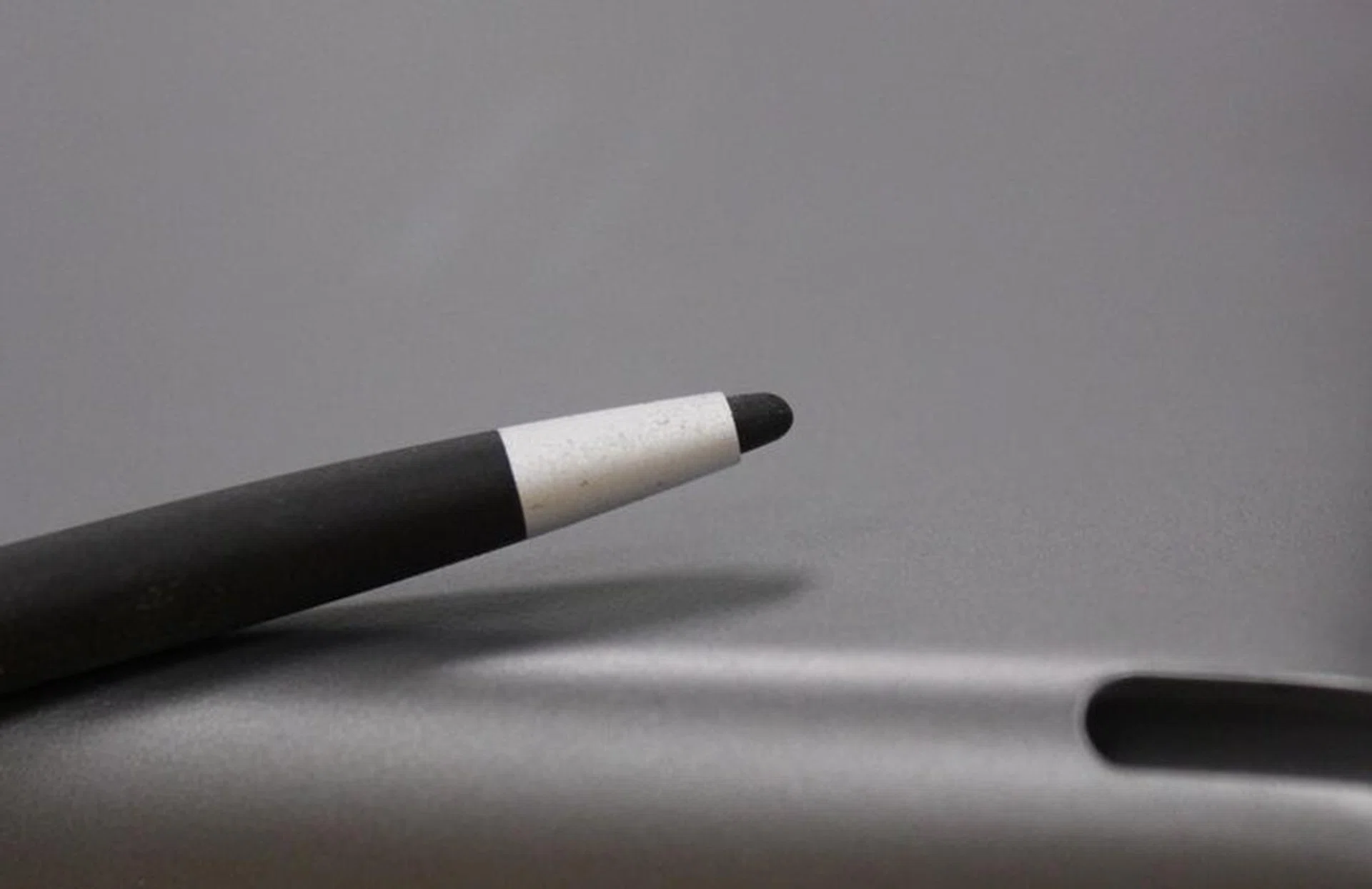 The styles on the Slate7 Extreme is just a simple capacitive stylus with a much smaller tip for improved accuracy. 