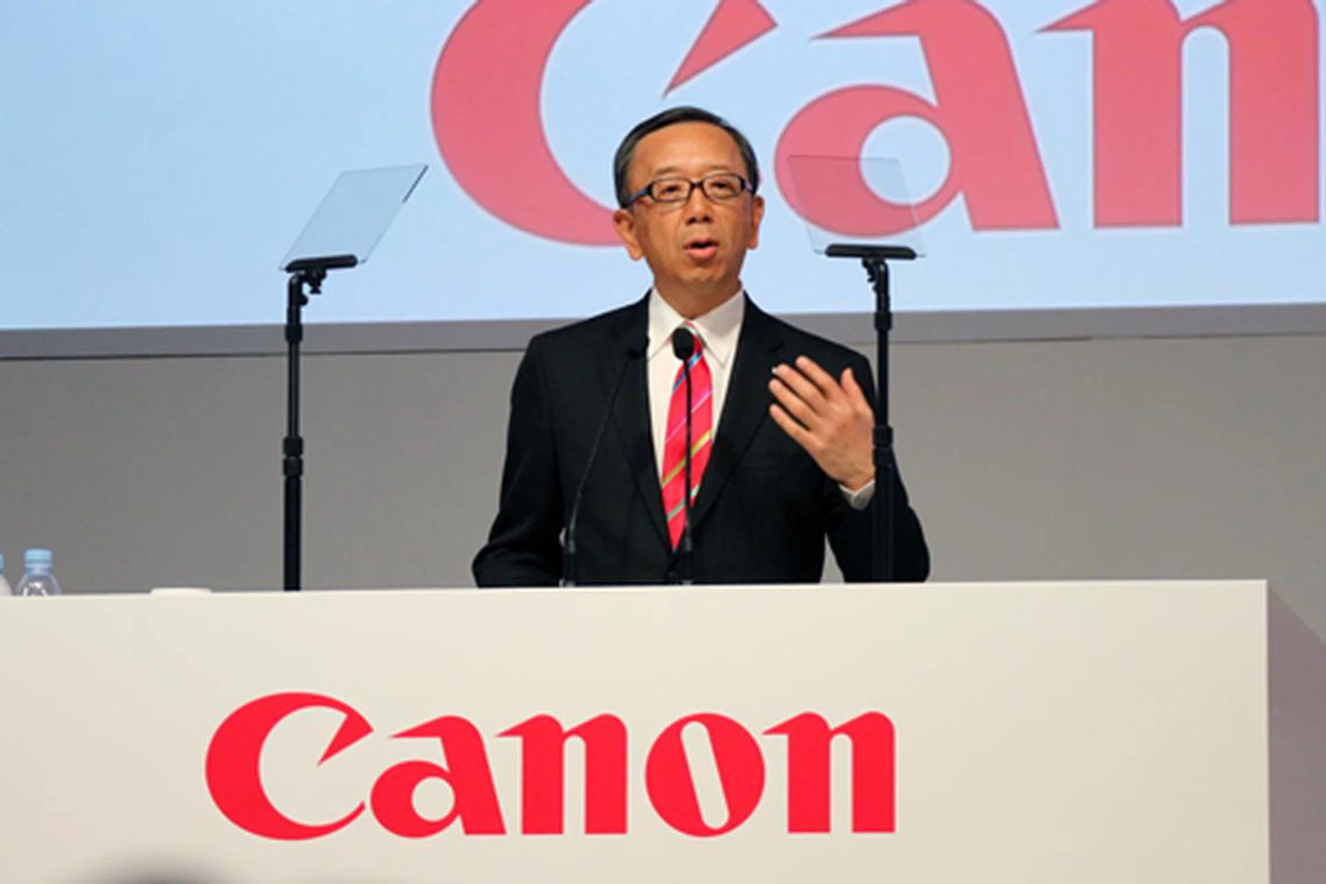 Hideki Ozawa, President of Canon Asia Marketing Group, announcing his aim of bringing in US$10 billion for Canon by 2020, through Asian markets.