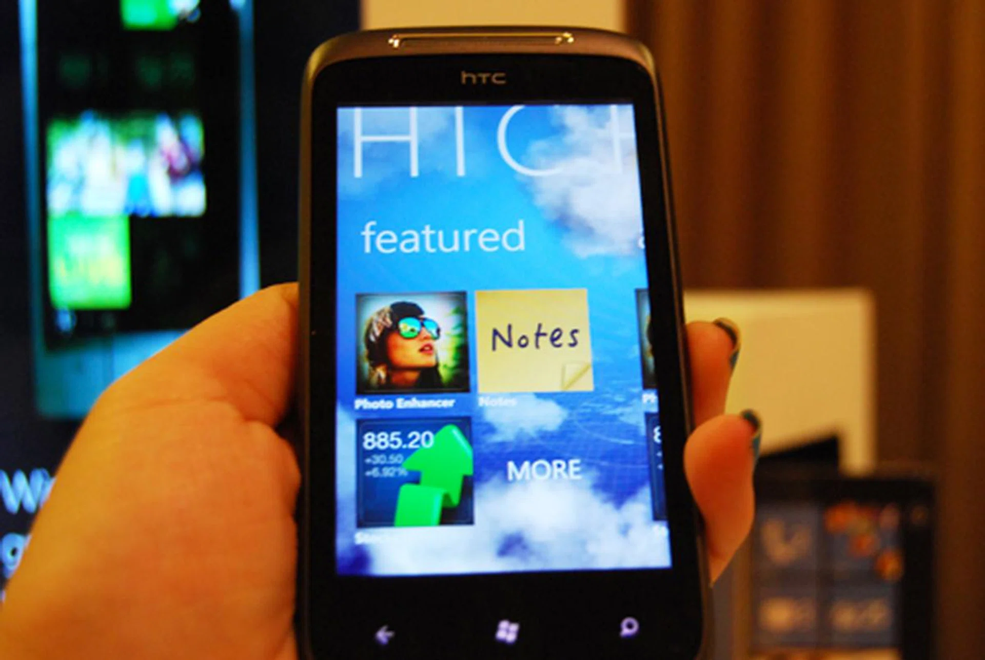 The unibody design, as seen on the HTC Legend and Desire HD, makes another appearance with the HTC 7 Mozart.
