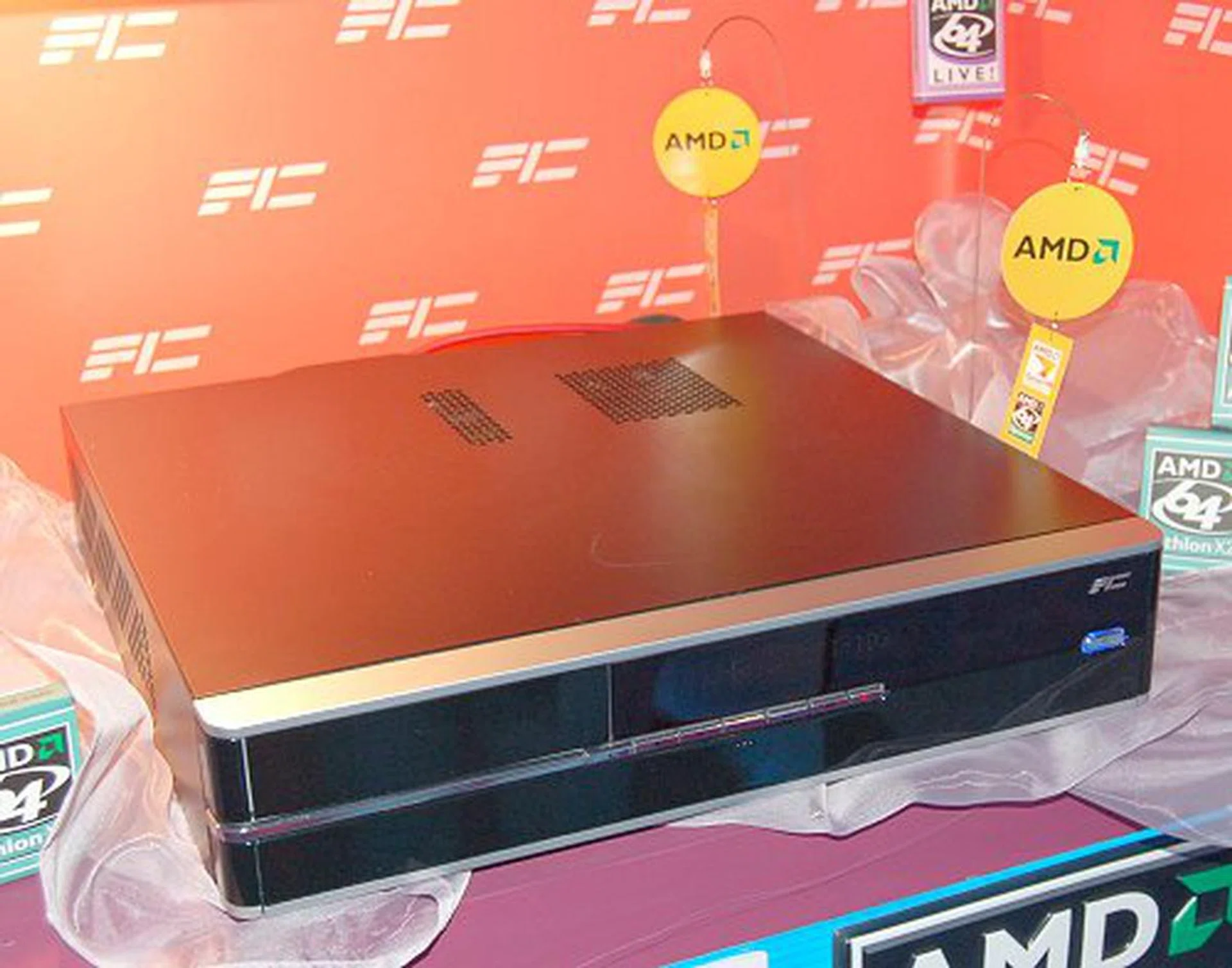 As with choices, one does not always have to stick strictly to one option. On the other side of the coin is AMD's Live! Technology and the Spectra-T above goes to show that the specifications laid out by both chip giants can result in slim entertainment PCs. 