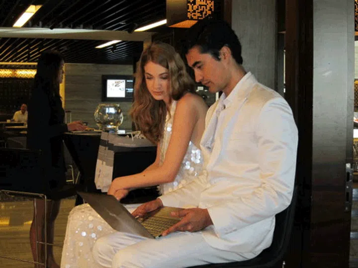 The product's tagline is "love at first sight". Even the models seem to have fallen in love with how portable the ASUS ZenBook UX31 is. 