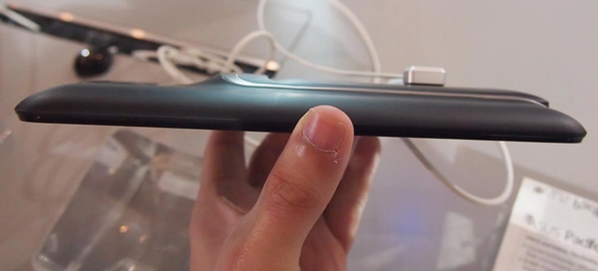 The PadFone Station dock is 13.91mm thick and weighs 260g. 