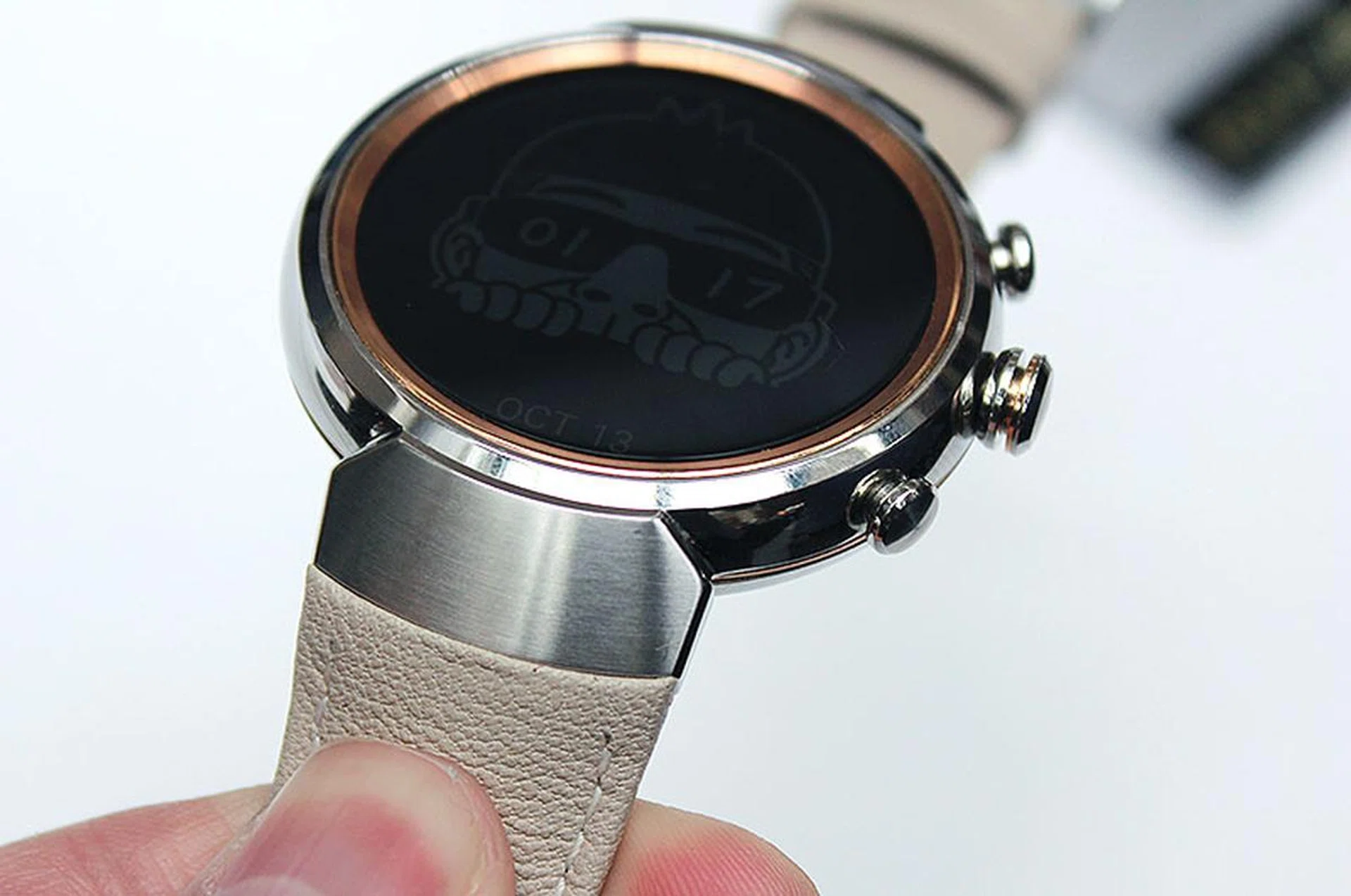 The ZenWatch 3's integrated lug design makes the watch stand out because it is seldom seen in watches.