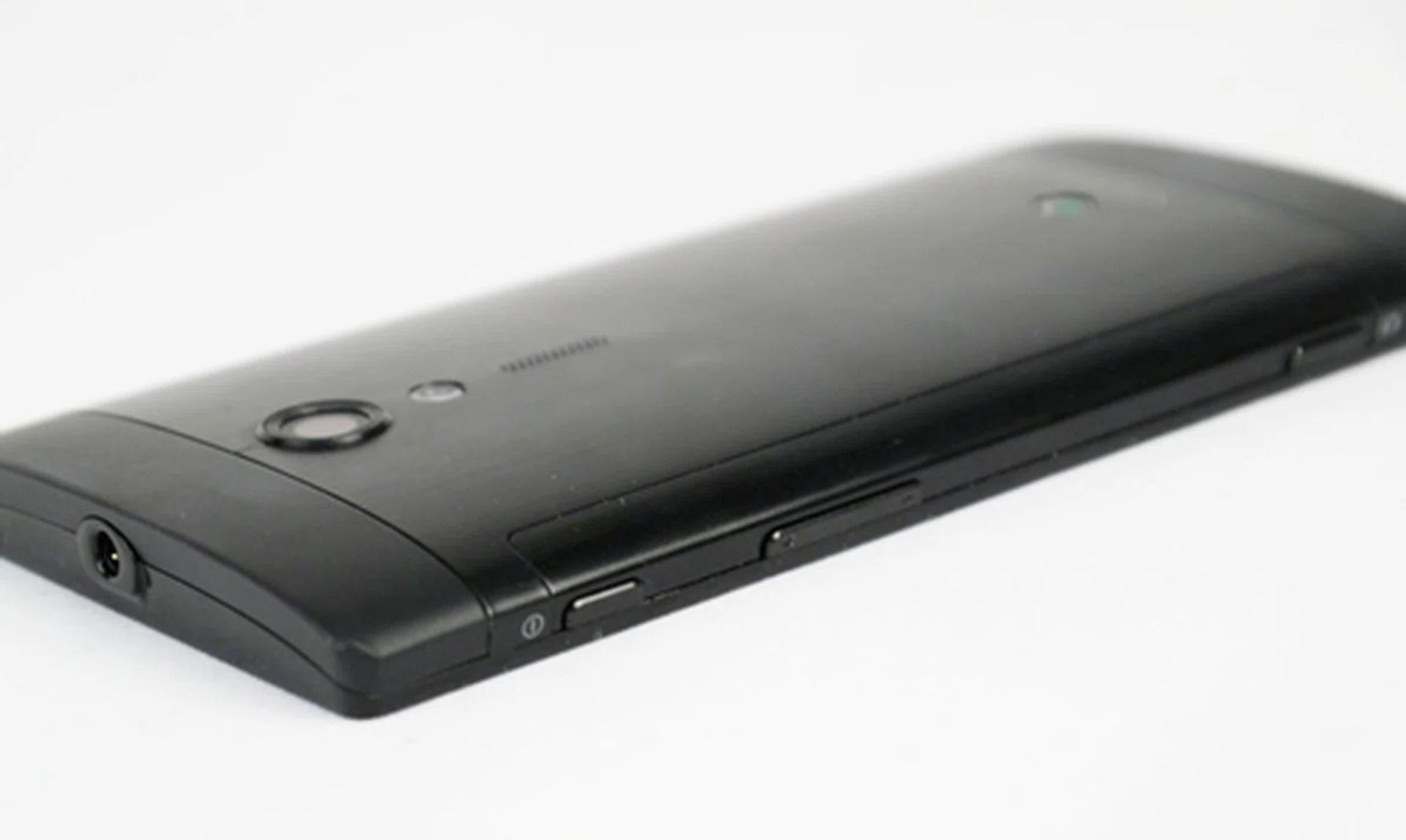 The Xperia Ion is slightly curved at the back and sloped at the sides. This makes pressing the controls on the right a rather disrupted affair, one that's made worse by its small buttons and thin form factor.