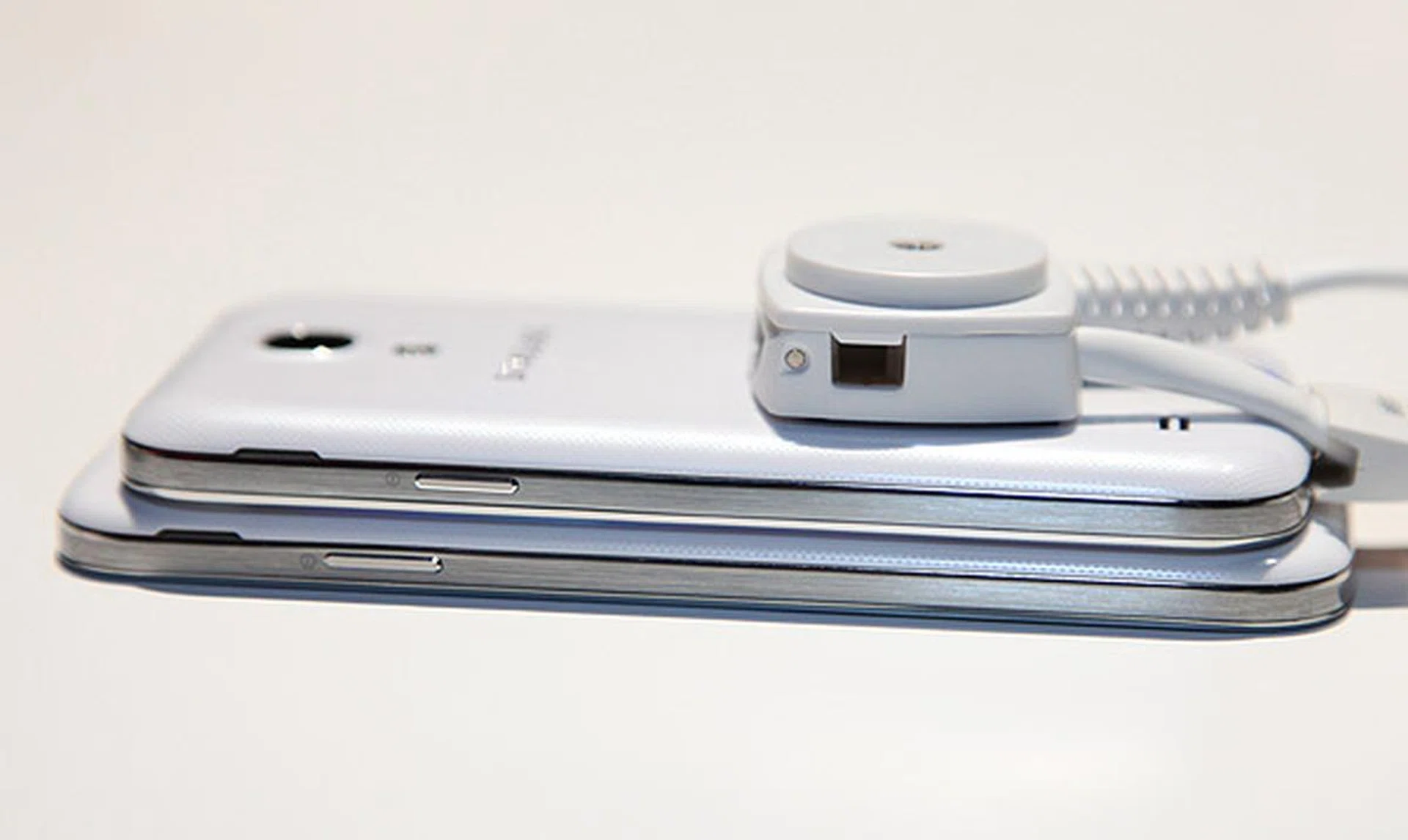 Just by looking at the difference in thickness with the naked eye, it's quite hard to tell if the S4 mini is thicker than the S4 since the S4 mini is only thicker by about 1mm only.