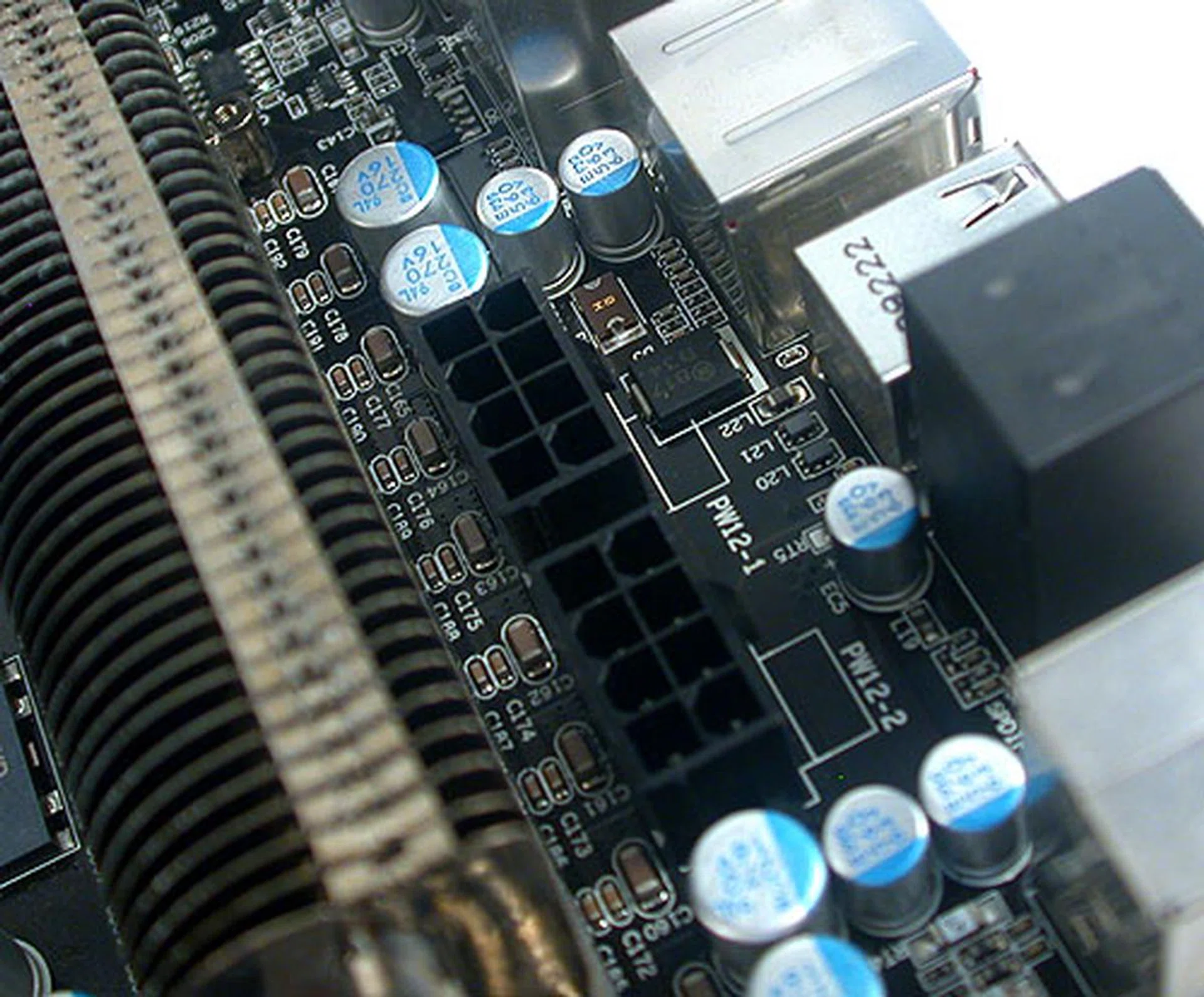 Two 8-pin ATX power connectors are found, with the second providing more power for those overclocking moments. EVGA rates the total delivery to be up to 600W. 