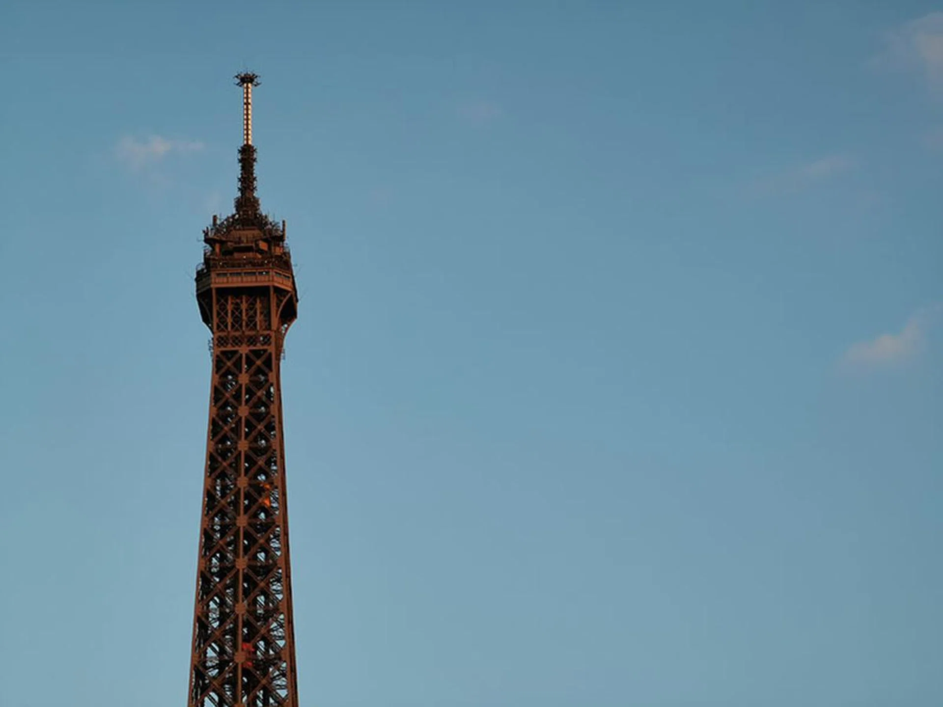 5x zoom. I'd like you to notice the color and light difference on the zoom lens. The periscope zoom uses a prism to redirect light, and this first generation lens has a rather slow f/3.4 aperture.