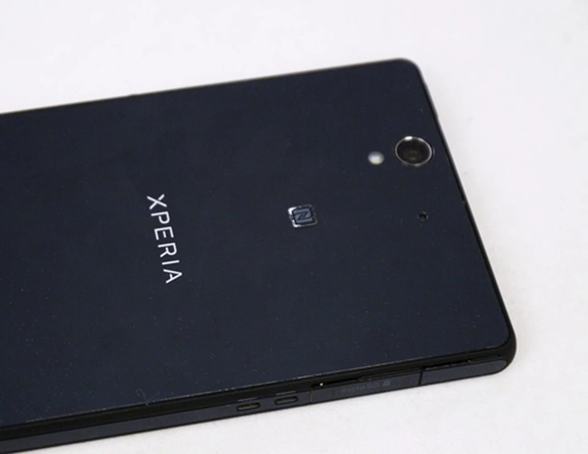 The Xperia Z is available in three color options, black, white and purple. Note the elegant wording on the tempered glass back (which only stays elegant to the extent you wipe it clean).