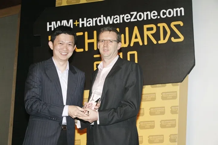 Jimmy Tang, seen here with Mr. Craig Gledhill, Vice President, Asia Pacific Group, Cisco Consumer Business Group. Linksys by Cisco was awarded a Reader's Choice Award in the category of Best Networking Brand.