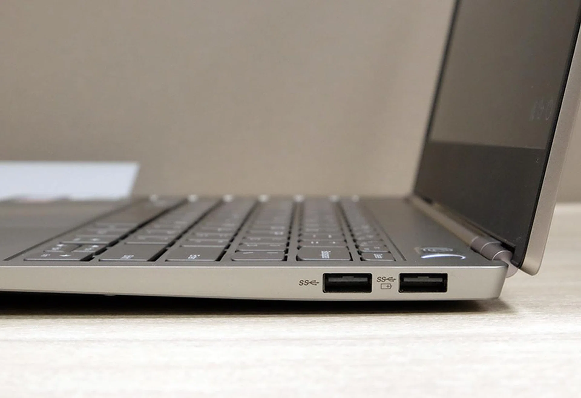 On the opposite side, we have two USB-A ports (USB 3.1 Gen 1).