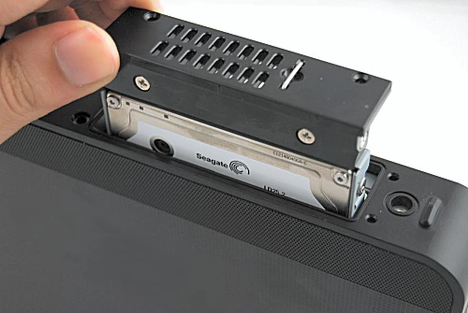 The hard disk is easily removable, making it easy for upgrading the 80GB HDD drive that the Eee Box comes with.