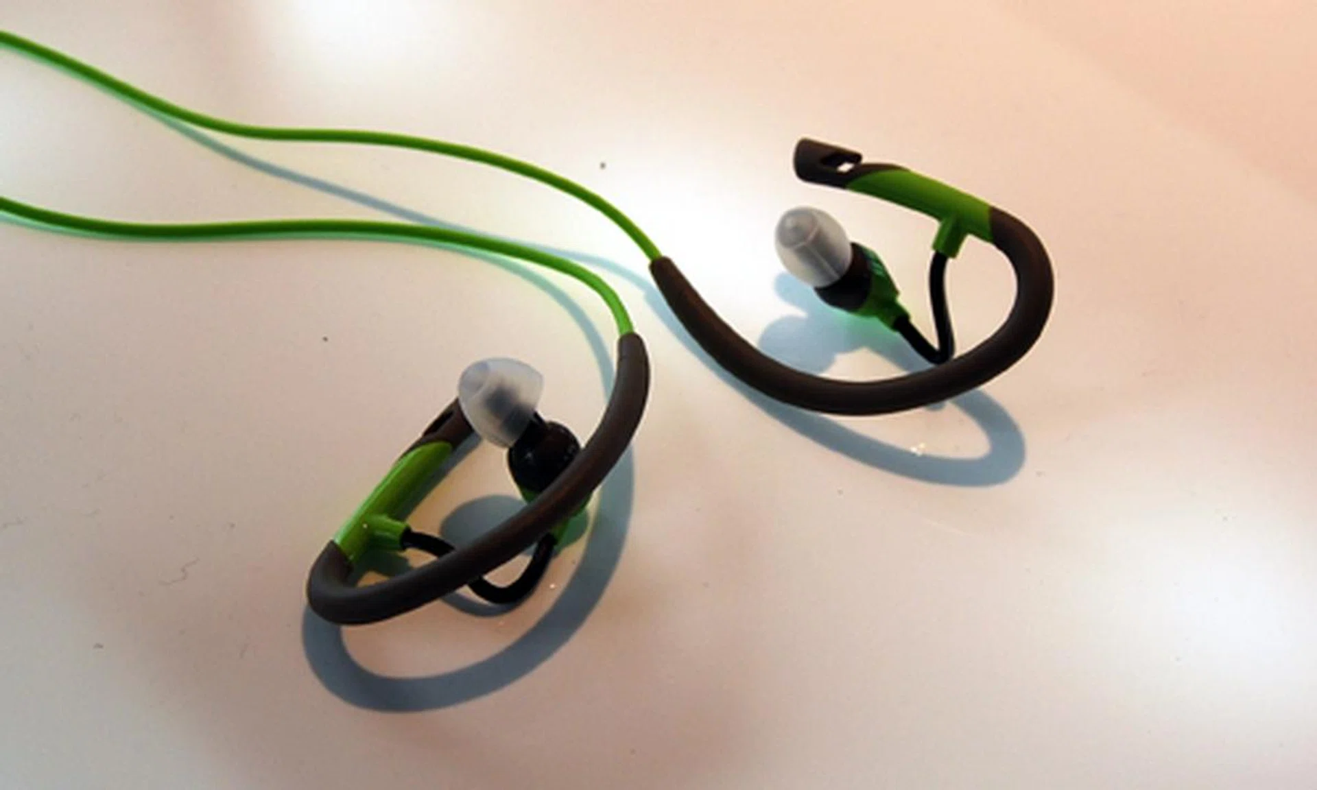 Kevalr is used in the construction of the cables to give the wires sturdiness, while the earphones feature the standard around the ear wearing style.