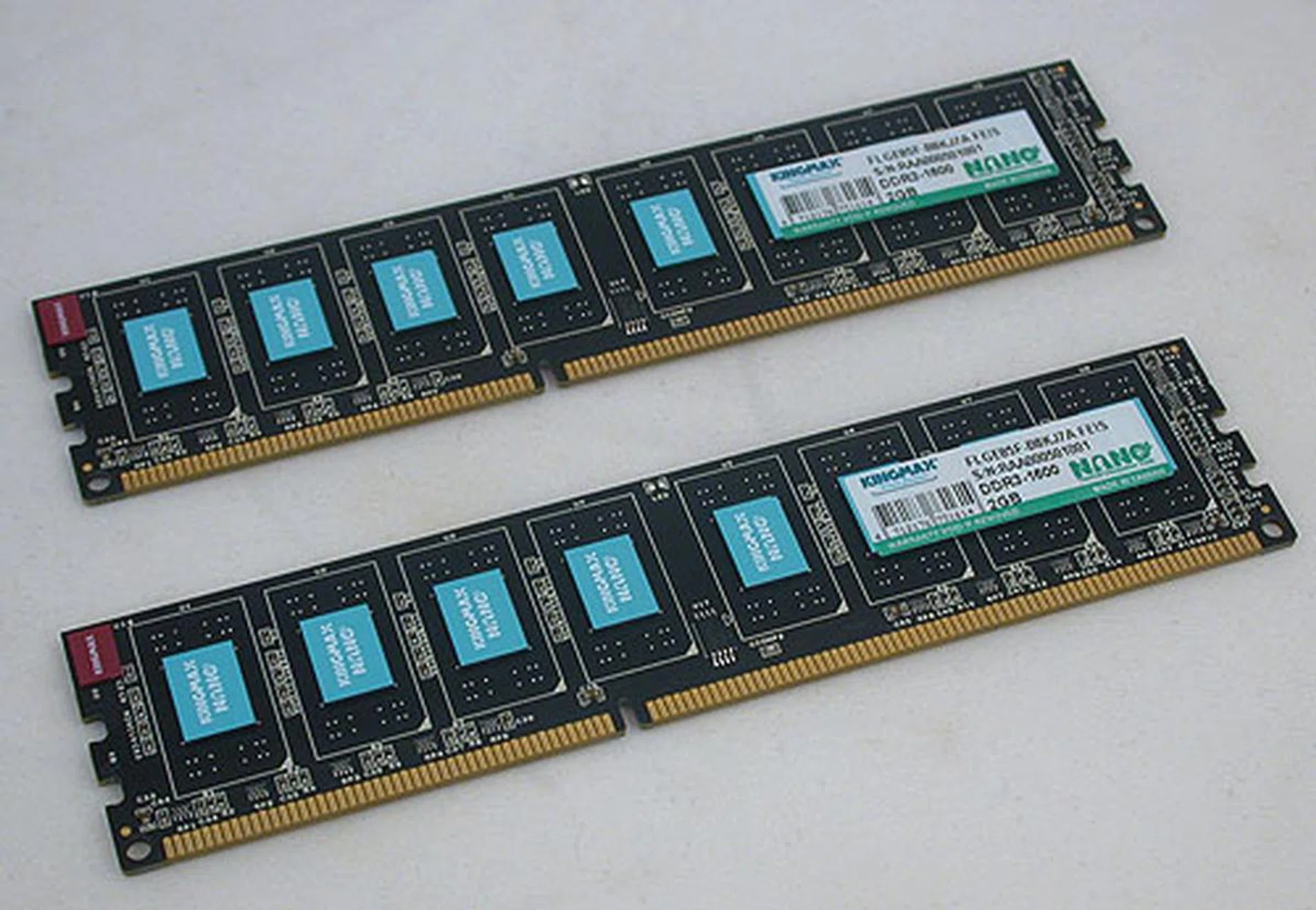 Kingmax has one of the more interesting designs with these naked looking memory modules that use its Nano Thermal Dissipation Technology, which is the blue silicon compound on each memory IC.  