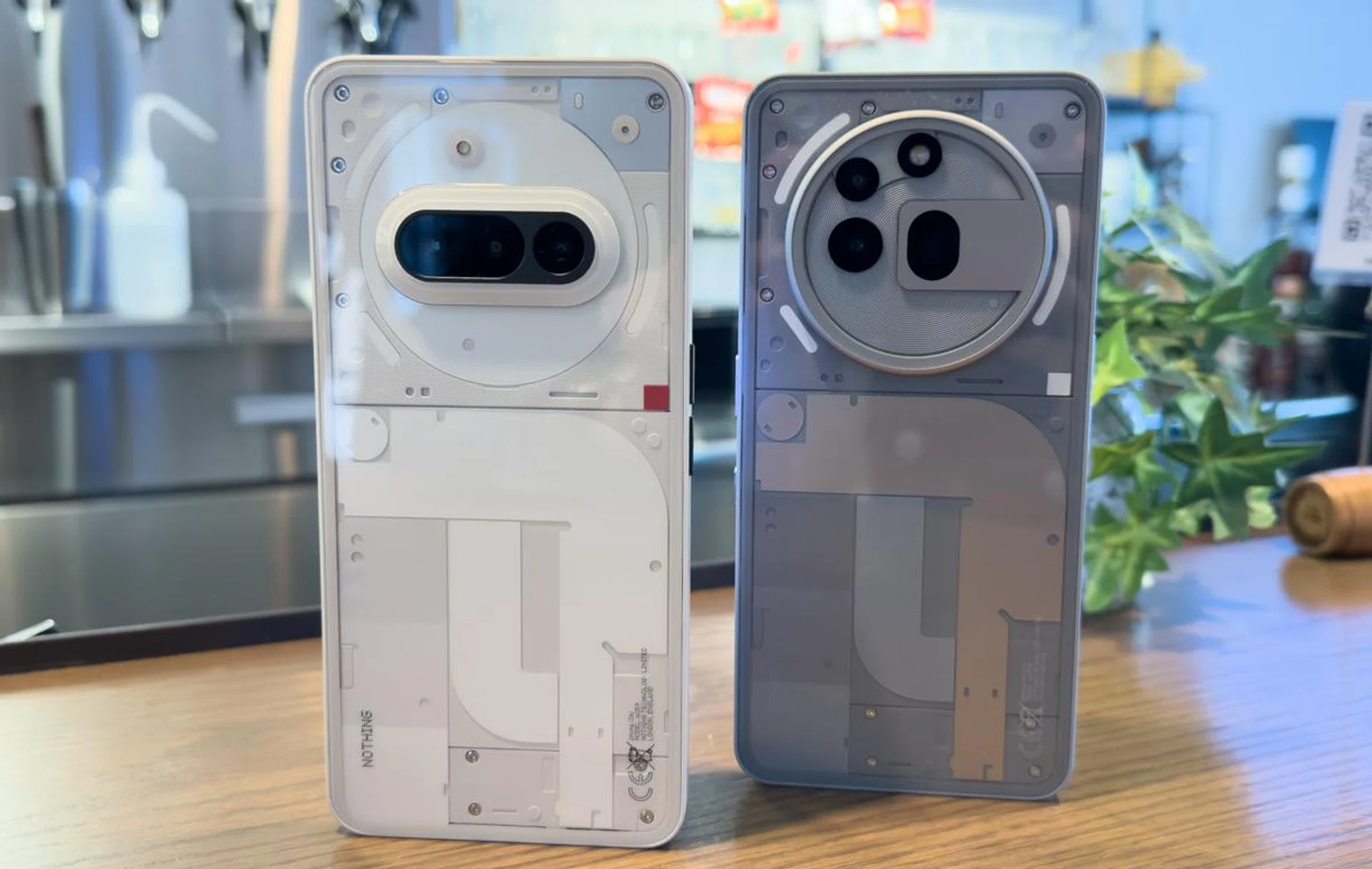 Left to right: Nothing Phone (3a), Phone (3a) Pro. Photo: HWZ.