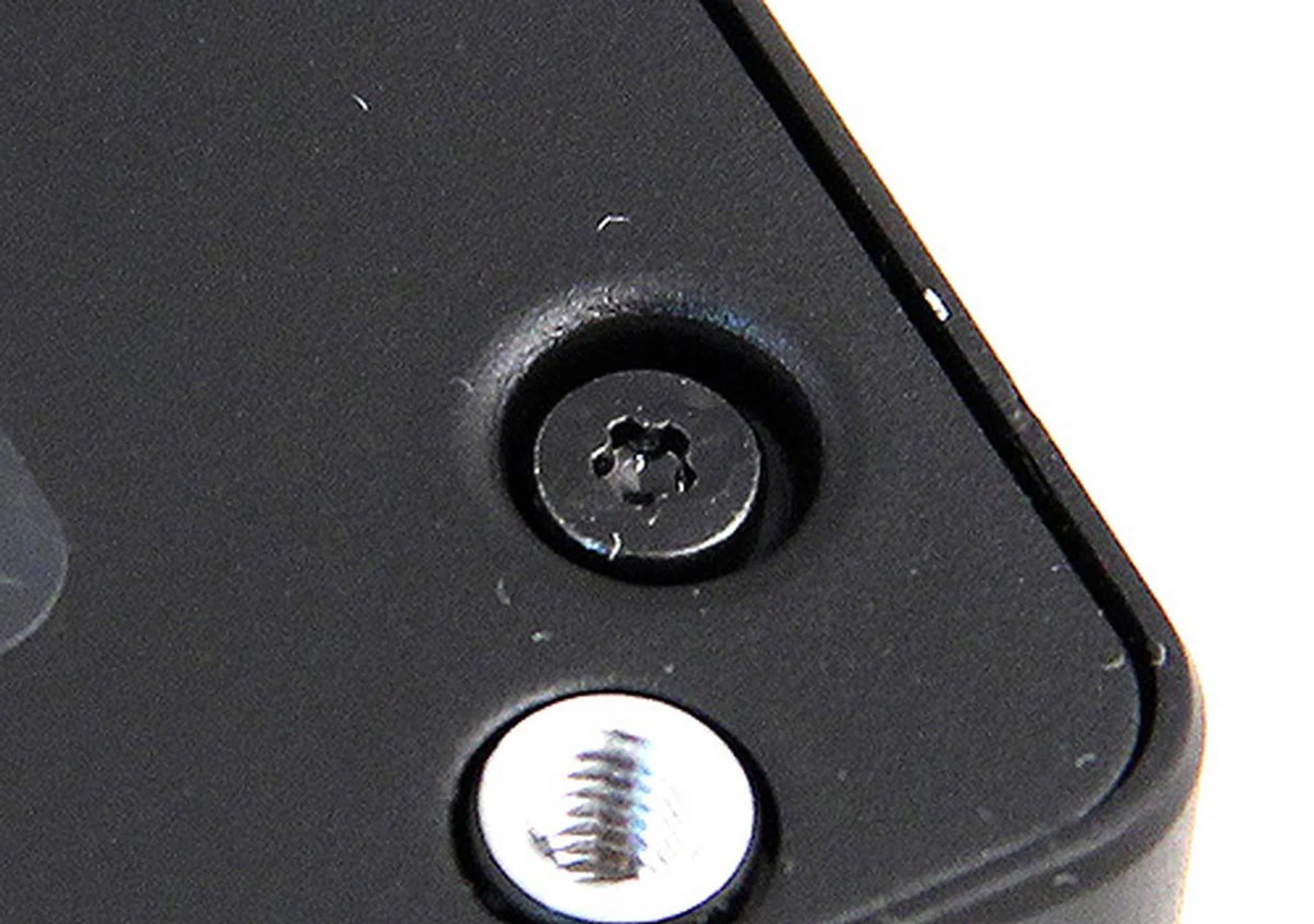 Usually, we tear open the drives to take a look at the components inside, but the Samsung SSD 840 Pro uses this unusual pentalobe screws that we were unable to find a suitable driver for. 