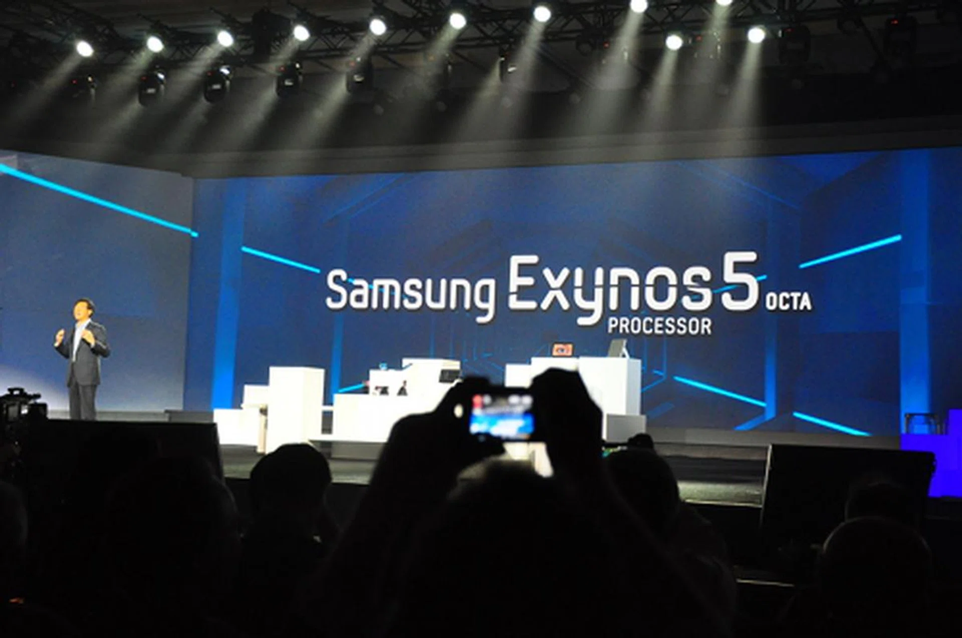 The Exynos 5 Octa activates necessary cores depending on the level of your workloads - there's a total of four powerful Cortex-A15 processors to handle processing-intense tasks along with four additional Cortex-A7 cores for lighter workloads.