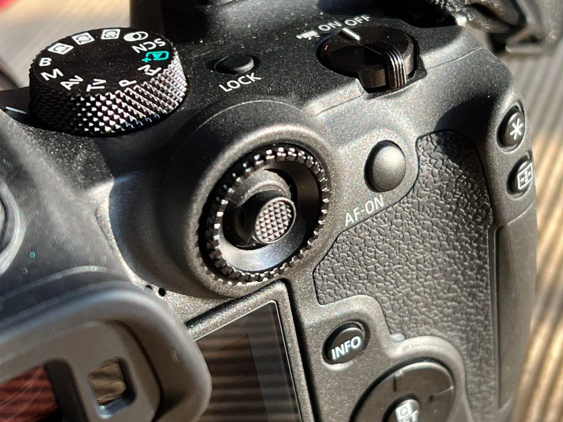 This AF joystick/command dial placement might take time to get used to for old-timers.