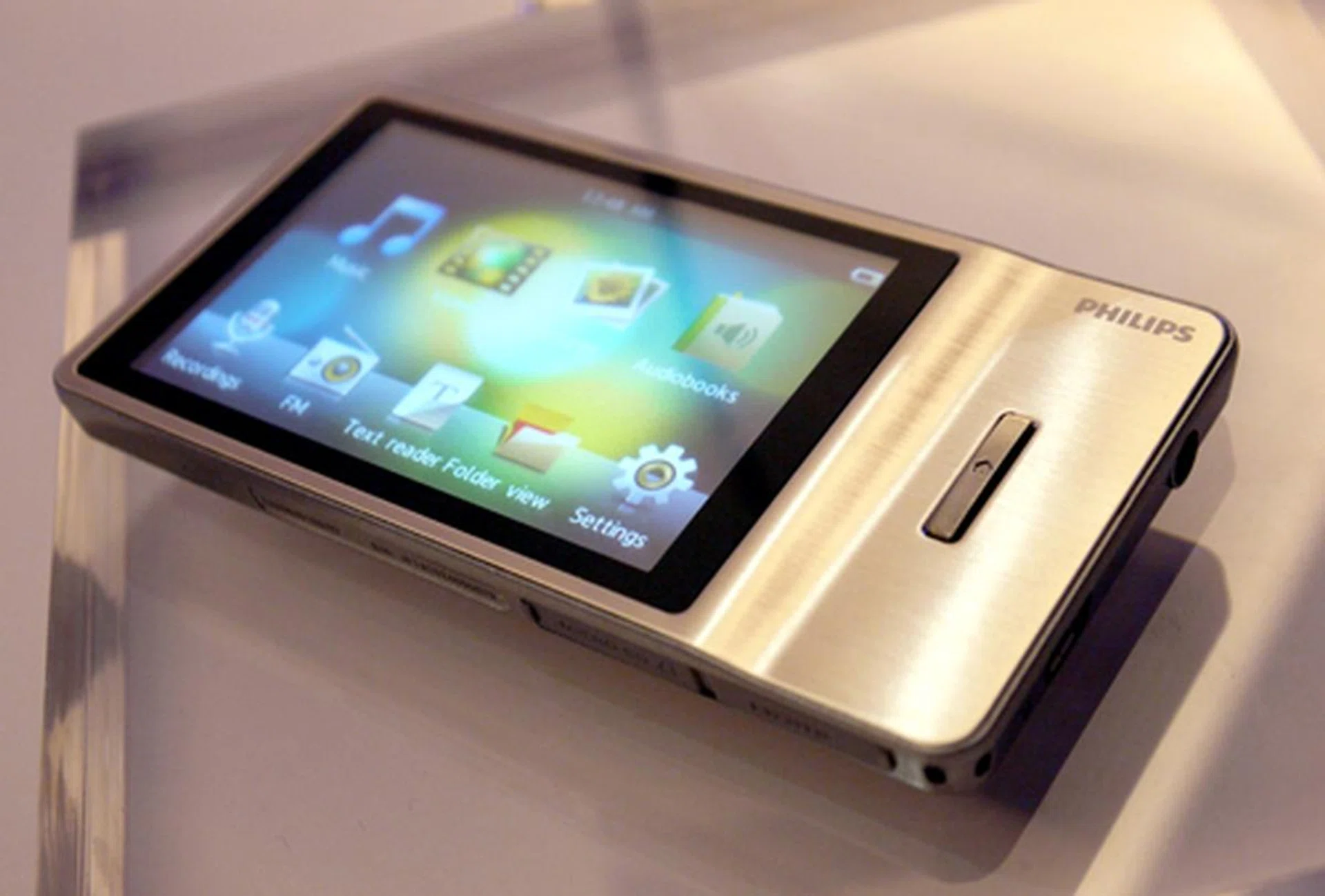 Finally, Philips has a portable media player with a 3.2-inch HVGA touchscreen to boot. The new GoGear Muse comes in a sexy metallic body with a HDMI output. For the audiophiles, you might want to know that it supports the lossless FLAC CODEC as well.