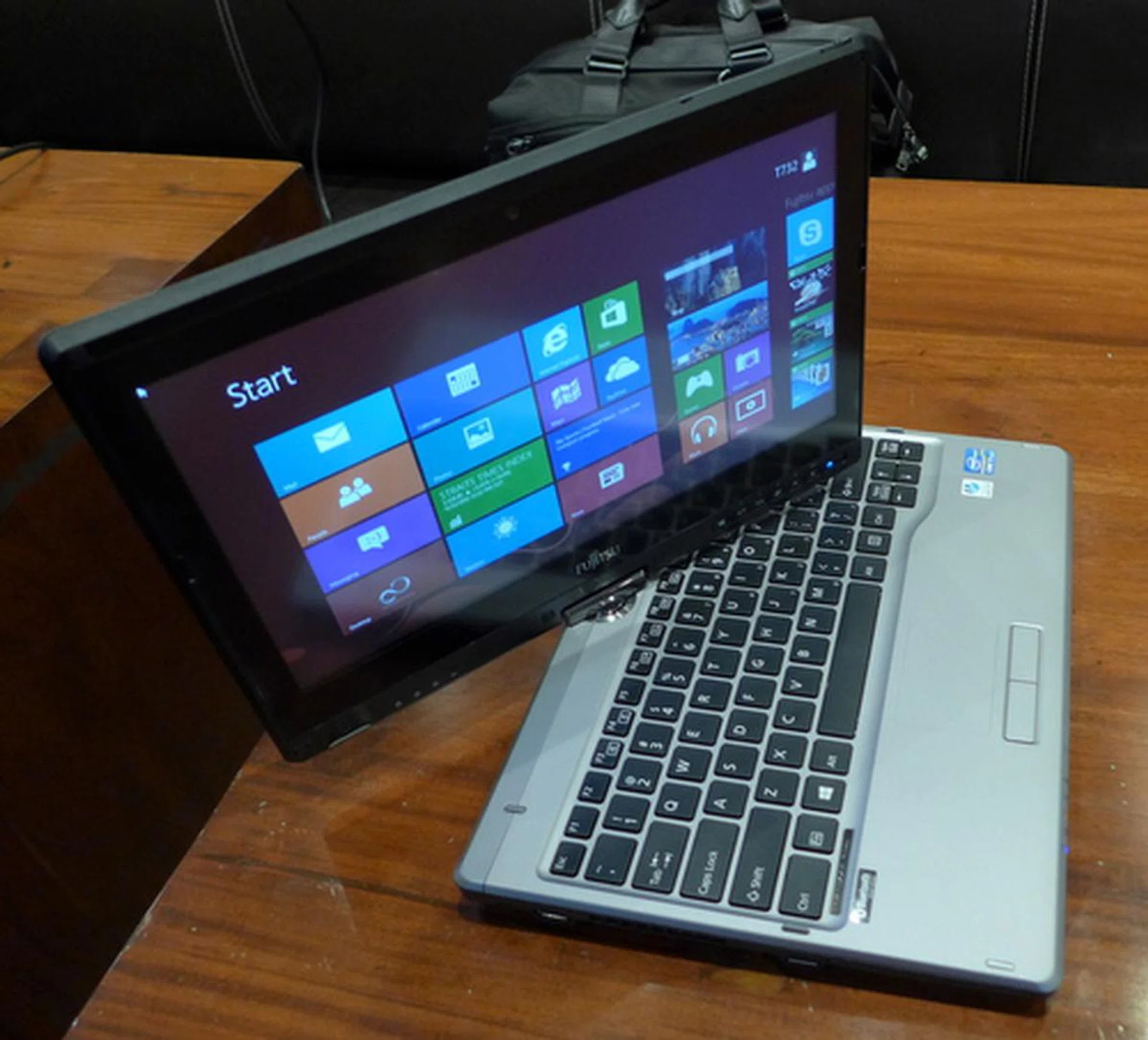 The T732 is simply a smaller version of the T902, and is also capable of flipping and transforming itself to become a tablet PC.