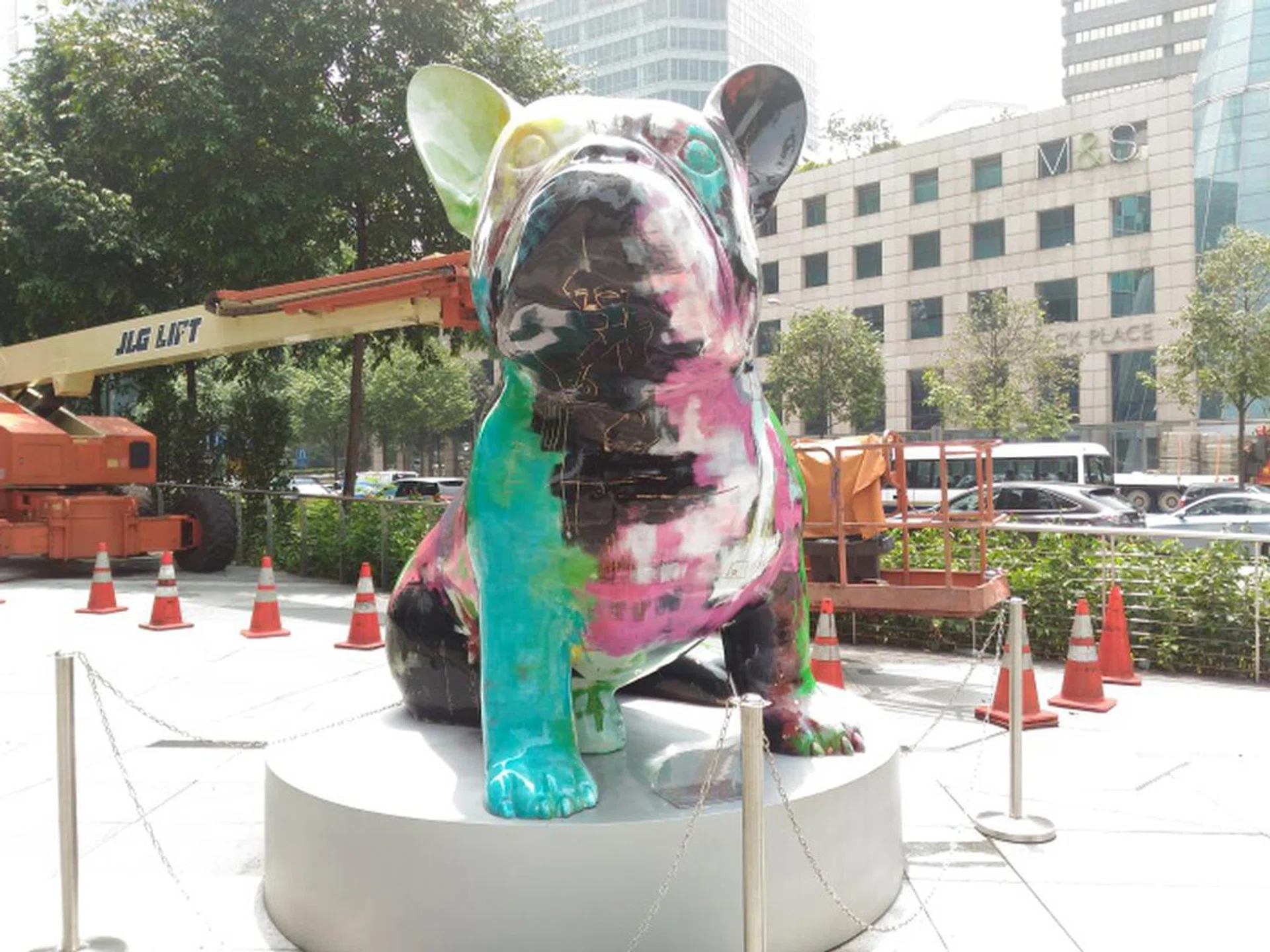 The image quality is good for a 13-megapixel shooter. Sufficient details are captured with good color balance.