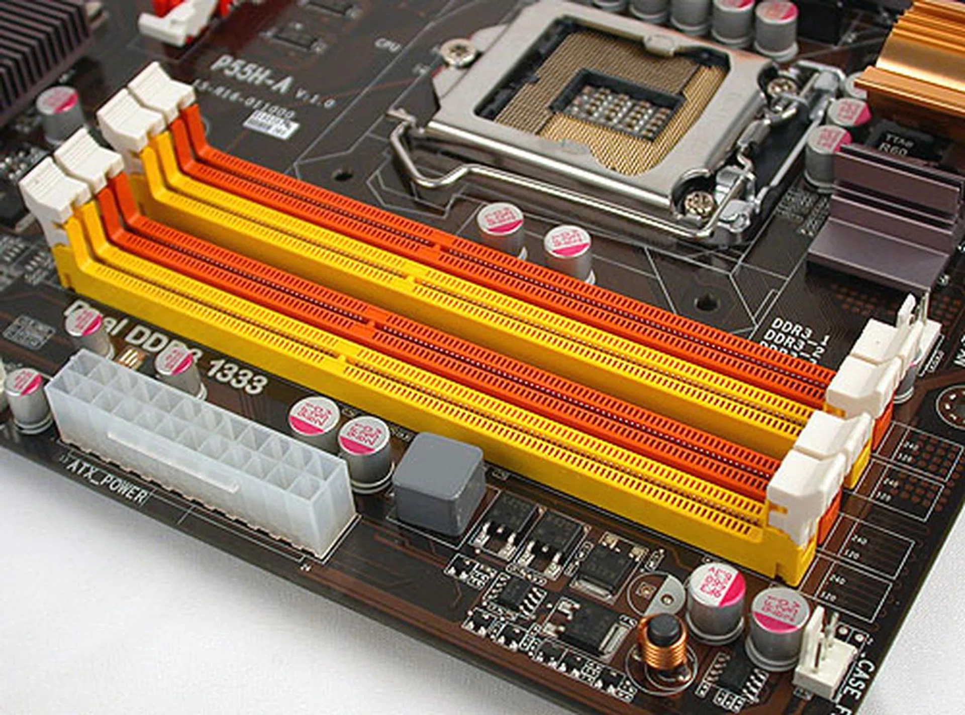 Again, a rather standard layout, with the power connector near the four DIMM slots. No word from ECS on how much the memory frequencies can be raised during overclocking unlike the bigger brands. The memory options in the BIOS are also not as numerous as the competition.