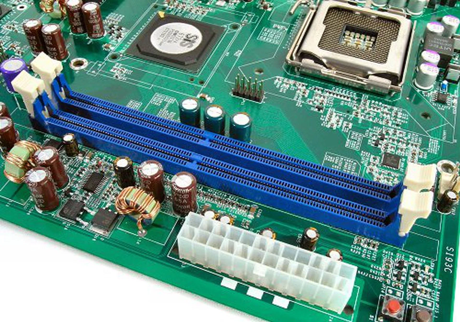 Only two DIMM slots are supported by the SiS672FX for a maximum memory configuration of 4GB single-channel DDR2.