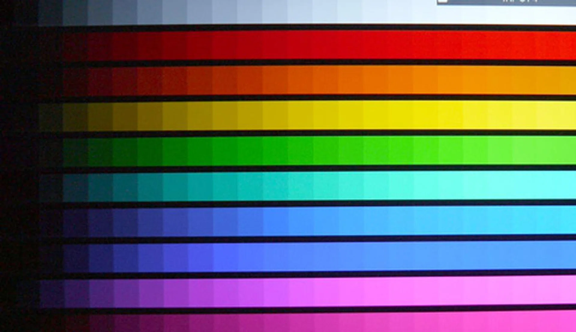 DisplayMate Color Scales Test - Realistic color accuracy and uniform color gradations were observed on Sharp's LE925M, barring the premature darkening of the blue bands. At wider viewing angles, the panel managed to retain its color fidelity but is susceptible to contrast shifts.