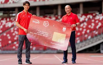Singtel GCEO Yuen Kuan Moon presents data SIM card to Singtel partner athlete Loh Kean Yew (Photo credit SNOC).