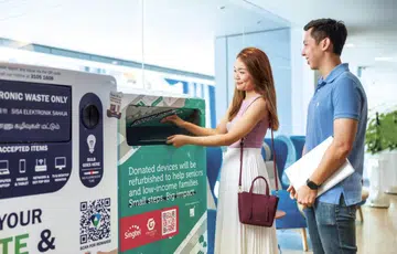 As part of Singtel’s e-waste management efforts, it provides e-waste collection bins at selected Singtel shops to encourage the public to drop off their unwanted electronic devices. These devices will be recycled or refurbished and donated through its partnerships with organisations like Engineering Good. These efforts have enabled Singtel to collect, recycle and refurbish a total of 1,000 tonnes of e-waste in FY2023. Image source: Singtel. 