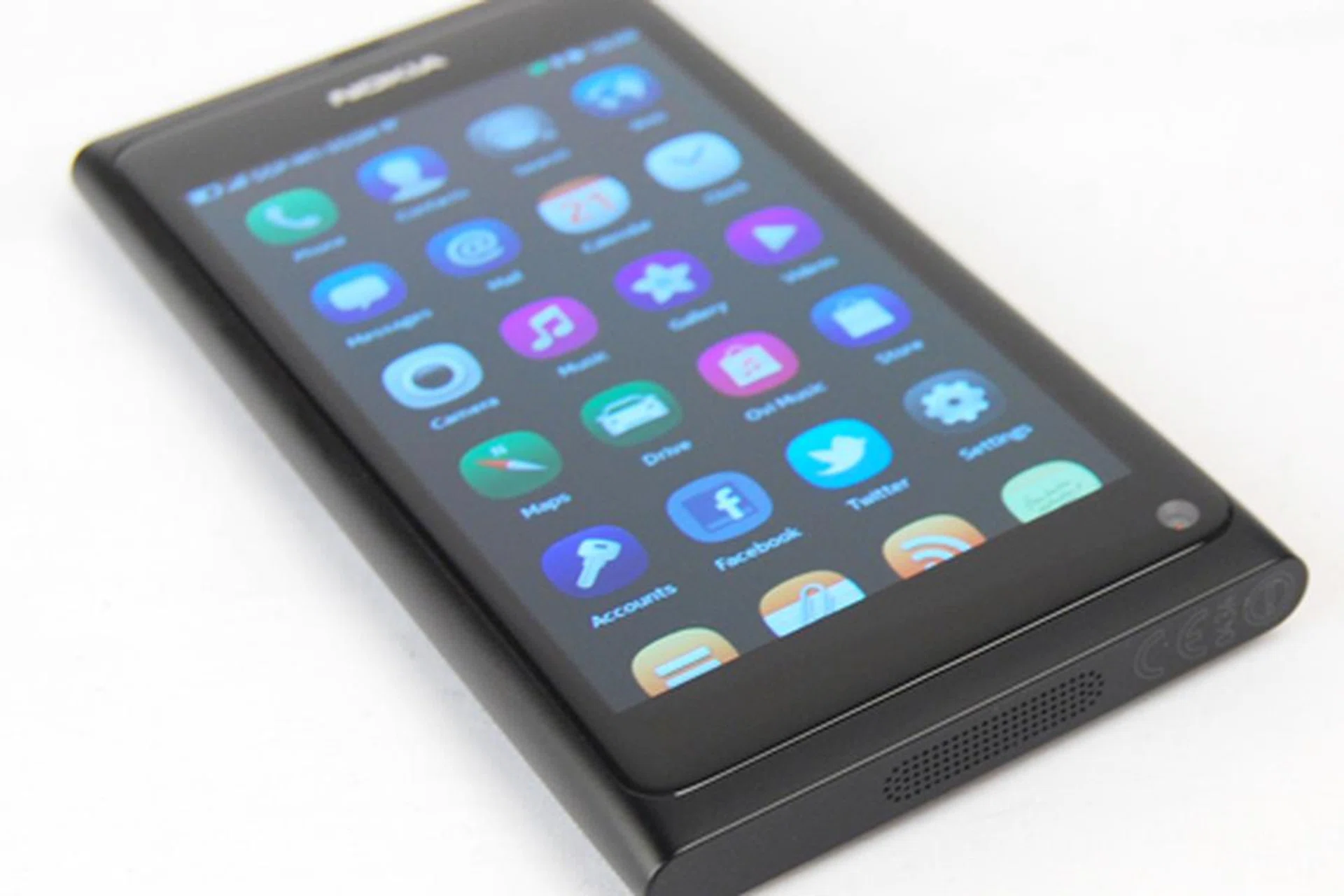 An edge-to-edge design means the 3.9-inch AMOLED display gets more real estate space on the N9. The noticeable items missing on the front, are hardware buttons to navigate through the user interface.