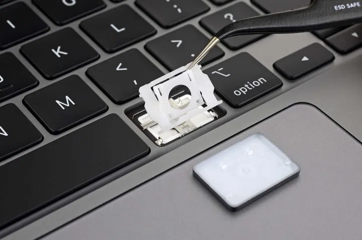The new scissor mechanism on the 16-inch MacBook Pro. <br>Image source: ifixit