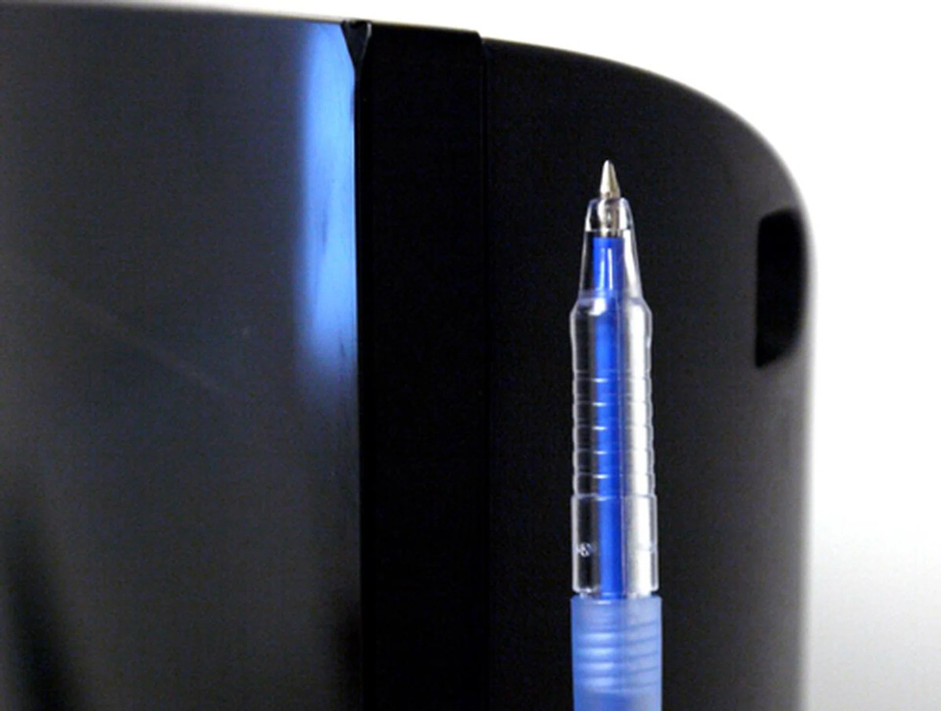 Slim is what the AQUOS Quattron is. The LE820M might have a massive diagonal size of 52 inches but it is merely 40mm thick, or just about four times the width of a ballpoint pen.