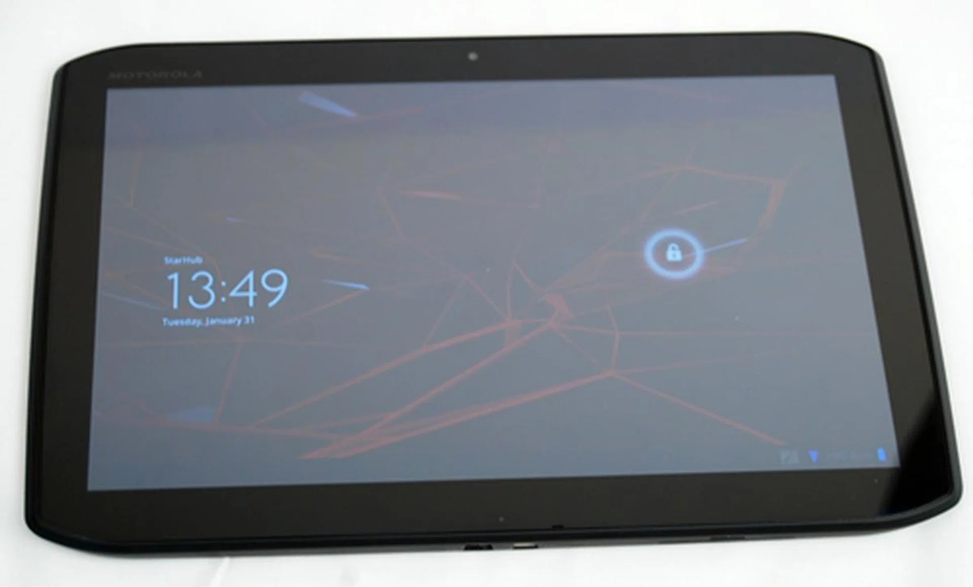 Motorola gives the original Xoom a complete makeover, resulting in a more curvy and thinner (8.8mm) Xoom 2. The corners are specially designed to provide a better handling.