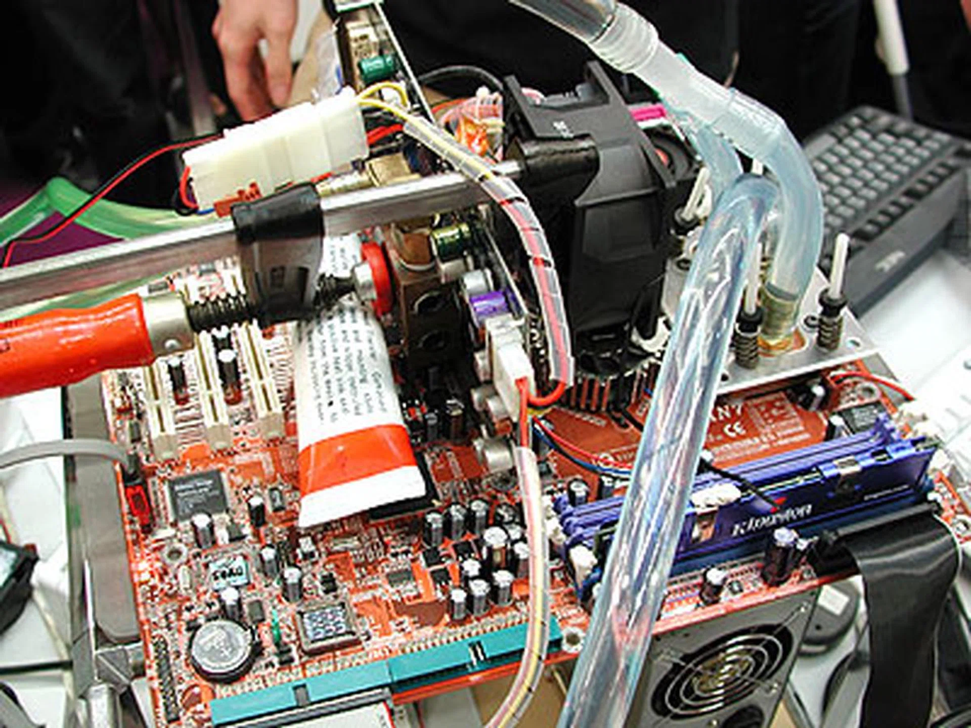 Ristar's setup had water cooling blocks installed for the CPU and graphics card. A G-clamp was used to hold the cooling block to the GPU.