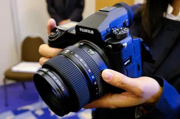 The GFX 50S is light enough to easily pick up with just one hand.