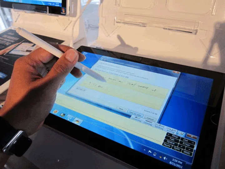 The Wacom digitizer allows the ASUS Eee Slate to switch smoothly from capacitive touch, to pen input. It also has an excellent response times, which means you writing will be more legible, and not look like chicken scratch.