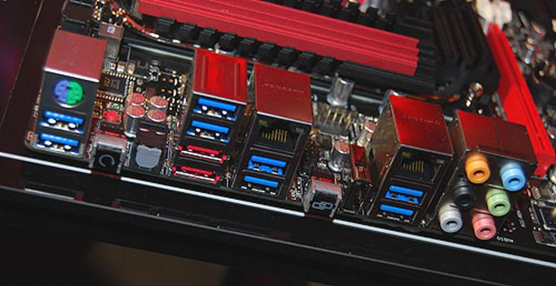 From the number of blue USB ports, there seem to be many USB 3.0 ports on the Extreme-Z.