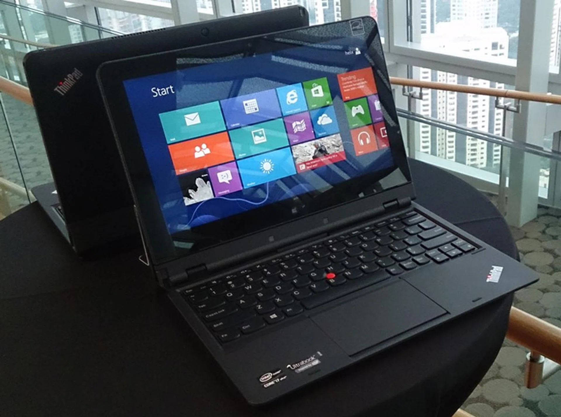 The Lenovo ThinkPad Helix is a hybrid Ultrabook that features a removable display. Once removed, the display becomes a powerful Windows 8 Pro tablet. 