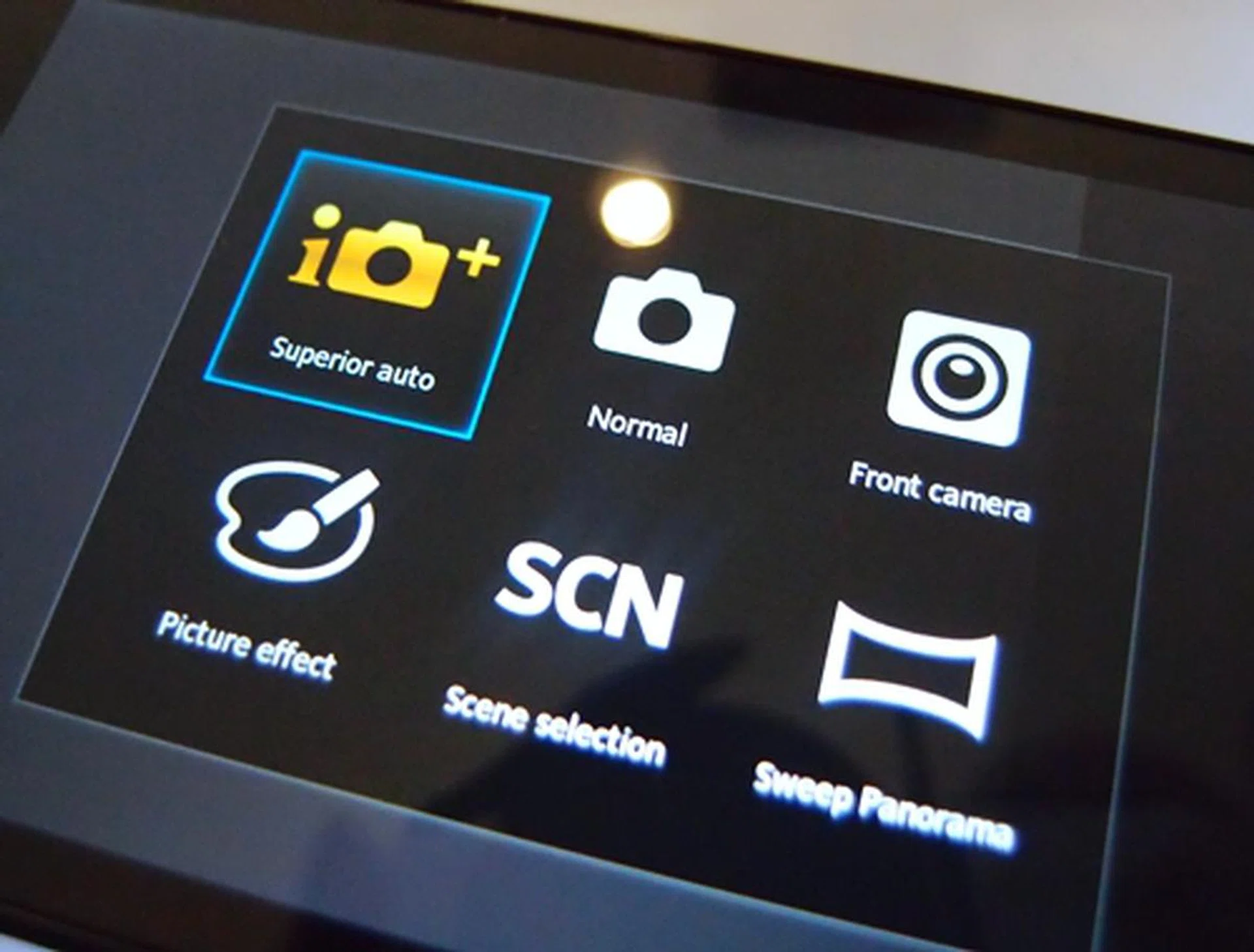 The Xperia V also comes with an additional Superior auto mode (which in actual fact, is a disguised HDR mode).